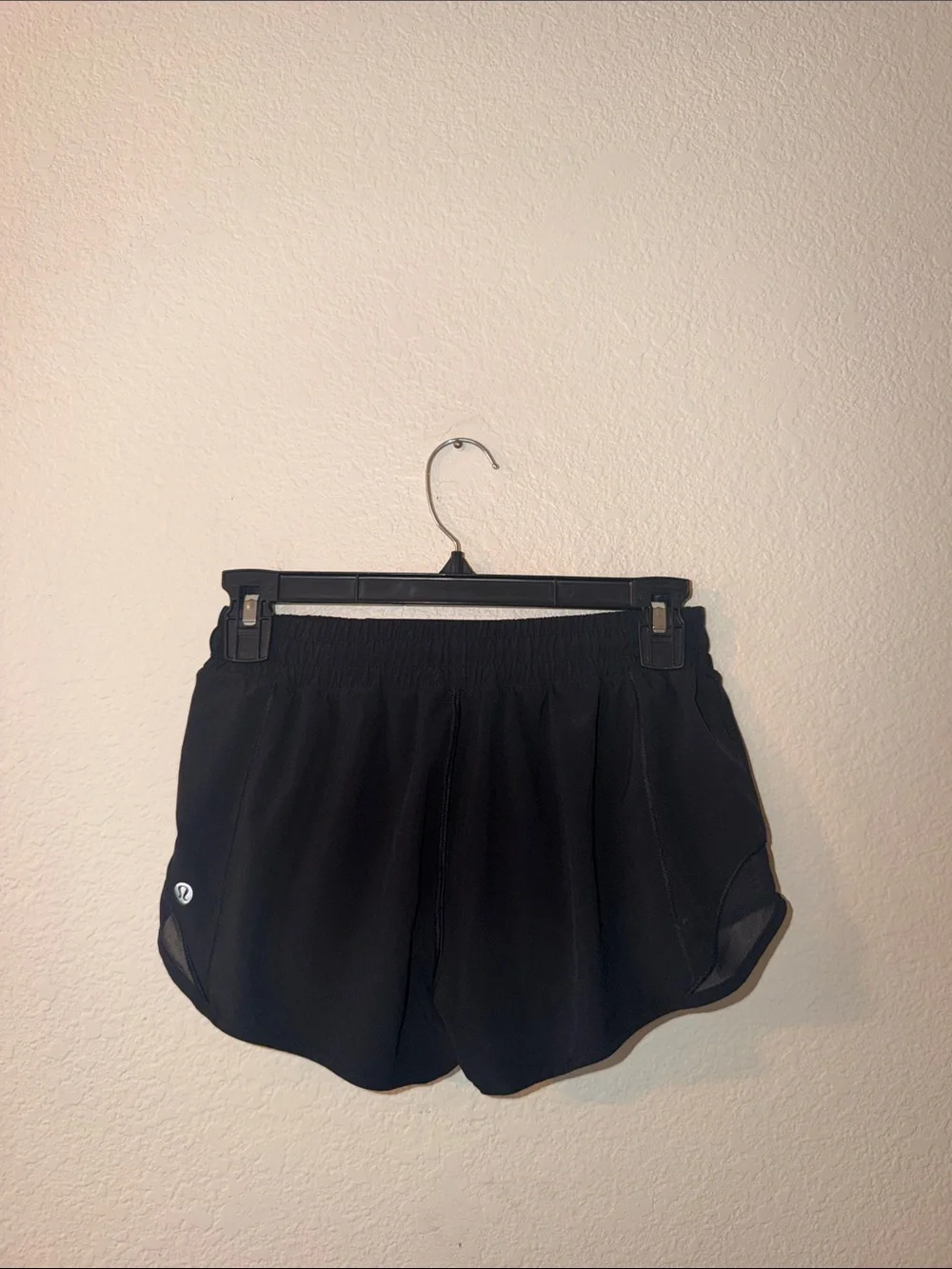 Lululemon Hotty Hot Low-Rise Lined Short 2.5" - Picture 2 of 3